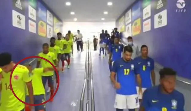 Colombia vs. Brasil: Roger Martínez cae y sus compañeros se ríen. Foto: TNT Sports