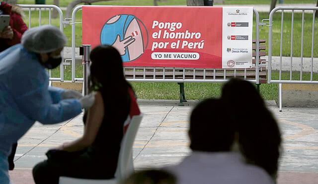 Avance. Minsa inmuniza en más vacunatorios de Lima. Se viene la tercera dosis para médicos. Foto: Marco Cotrina / La República