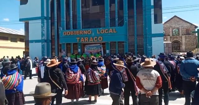 Decenas de pobladores llegaron hasta el local de la comuna, la misma que estaba resguardada por un grupo de policías. Foto: Captura Video El Futbolero Ramiseño