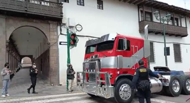 El camión que representa a Optimus Prime y otras unidades fueron vistas por el centro de Cusco. Foto: La República