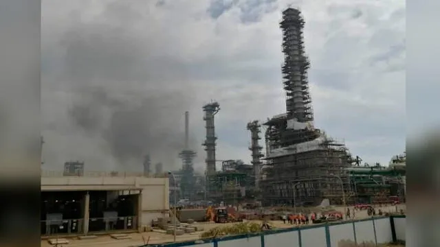 Humareda alertó a trabajadores de la refinería de Talara tras incendio en un caseta de bomba. Fuego fue controlado. Foto: Difusión