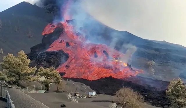 Imagen publicada por el IGME muestra como una de las corrientes de lava fluye y transporta piedras de bloques masivos en el volcán de La Palma. Foto: AFP