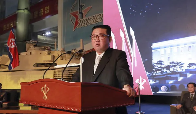 Kim Jong-un ofrece un discurso durante la ceremonia de apertura de la Exposición de Desarrollo de la Defensa "Autodefensa-2021" en Pyongyang. Foto: KCNA VIA KNS/AFP