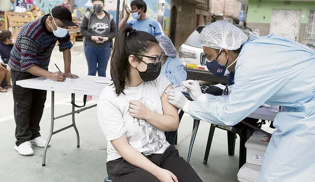 Su hora. Se estima que serán casi 500.000 los jóvenes que irán a los vacunatorios durante dos semanas, en Lima y Callao e Ica. Foto: Marco Cotrina/La República