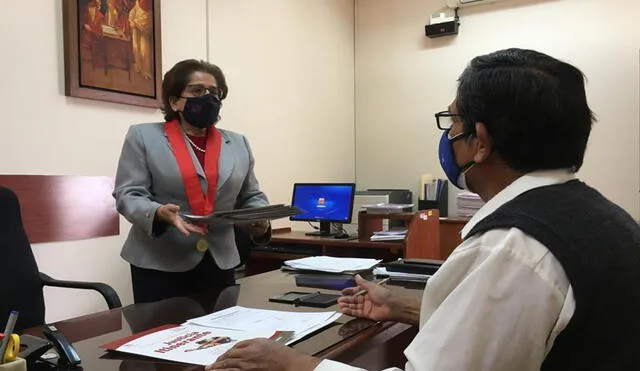 La presidenta de la Comisión de Acceso a la Justicia, Rita Valencia, entregó las sentencias al registrador civil. Foto: Corte de Arequipa
