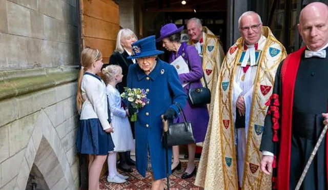 La reina Isabel II, de 95 años, empleó un bastón “para su comodidad”, informó el Palacio. Foto: AFP