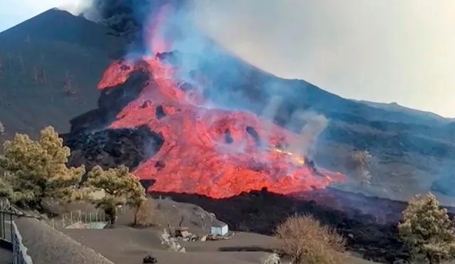 Corriente de lava fluye transportando piedras después de que un cono del volcán de La Palma colapsara. Foto: AFP