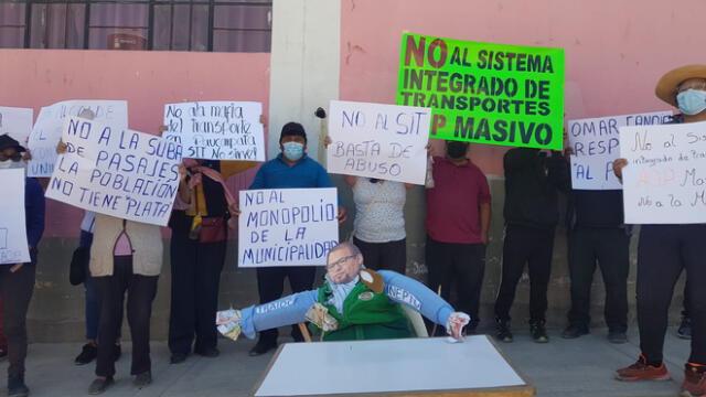 Ciudadanos protestaron contra el alcalde Omar Candia. Foto: Alexis Choque/ URPI