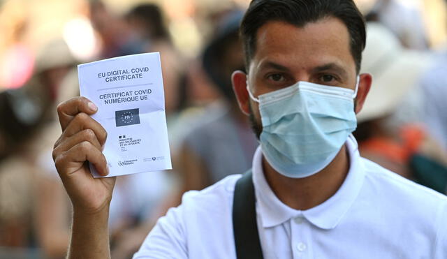 Un turista muestra su certificado COVID de la UE mientras espera para ingresar al Antiguo Coliseo en el centro de Roma. Foto: Andreas Solaro/AFP