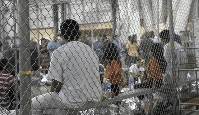 Niños migrantes de 3 a 9 años en un corralito en el centro de detención del Departamento de Seguridad Nacional de Donna, en Texas, Estados Unidos. Foto: AFP