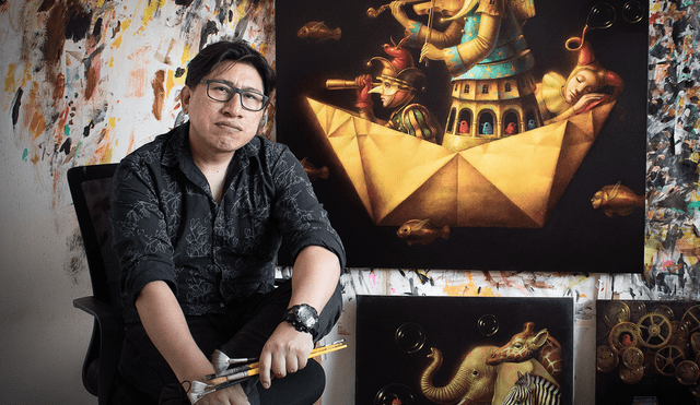 El artista Ronald Companoca junto a uno de sus pinturas de fábula onírica.