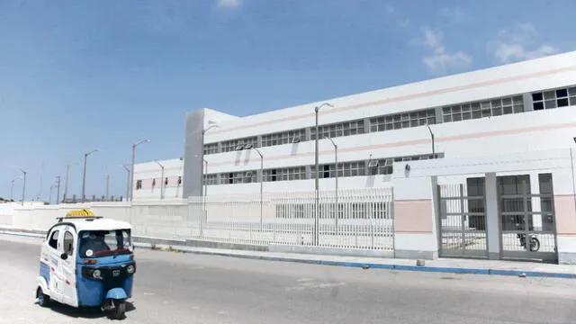 Hospital de Camaná. La gestión de Yamila Osorio construyó esta infraestructura que registra avance de 71%. El proyecto ha registrado inconvenientes. Hasta ahora la gestión de Cáceres Llica no puede destrabarlo. Foto: La República
