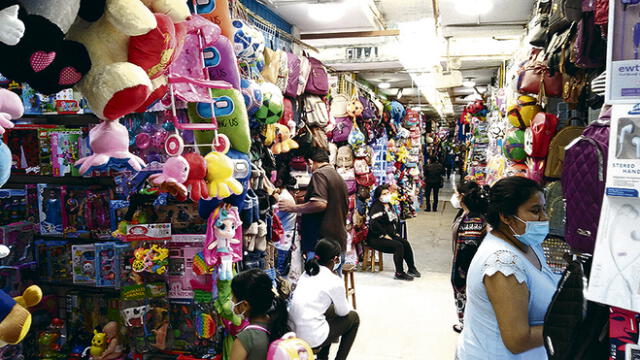 Campaña perdida. Los mercadillos de Tacna dependen de las importaciones para surtir su oferta de juguetes en Navidad. Foto: La República