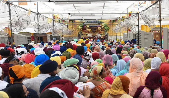 La principal temporada de festivales religiosos de India volvió con fuerza, con multitudes apiñadas en los mercados y ferias, apenas seis meses después de un devastador brote de COVID-19. Foto: AFP