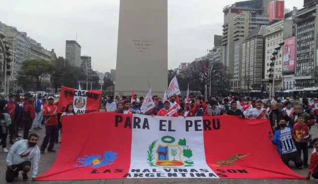 Los hinchas peruanos en Buenos Aires se reunieron para alentar a la selección nacional. Foto: Difusión.