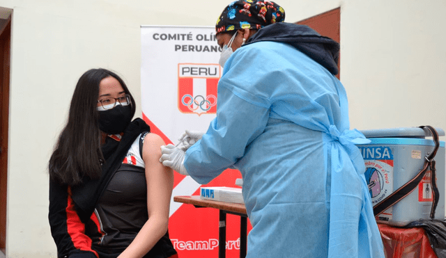 Deportistas peruanos se vacunan para competir en los Juegos Panamericanos Junior. Foto: Andina
