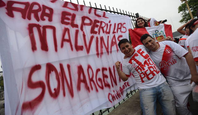 "Para Perú las Malvinas son argentinas", decía en una banderola de tela en el banderazo peruano. Aquella guerra unió a ambos países. Foto: Diario Olé