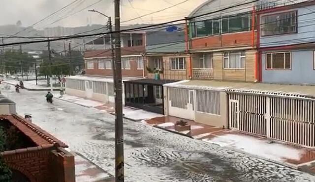 El granizo ha cubierto los hogares con un manto blanco. Foto: Captura Video Twitter