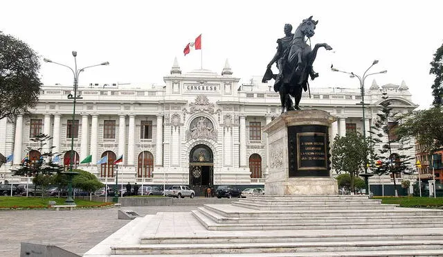 La Plaza Simón Bolívar, ubicada frente al Parlamento, es utilizada como un parque privado para los congresistas. Foto: difusión