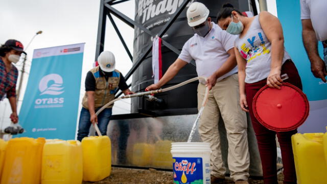 Pobladores de sectores vulnerables de Tumbes y Zarumilla se abastecen gratuitamente de agua potable. Foto: OTASS.