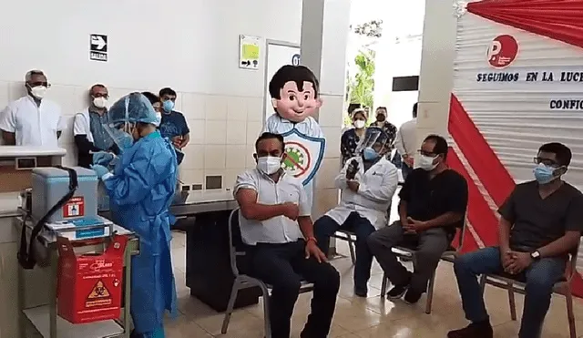 El médico intensivista Jaime Rivas Valverde fue el primero en recibir la dosis de refuerzo en la región. Foto: En Vivo Noticias Piura 3.0