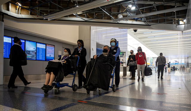 Pasajeros que llegan al Aeropuerto Internacional de Los Ángeles. Foto: Etienne Laurent/EFE