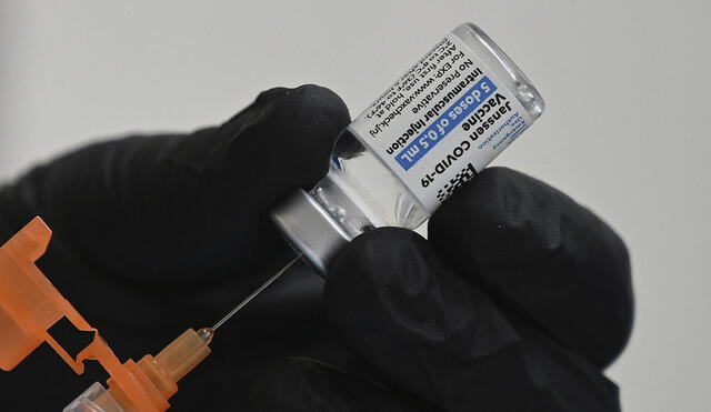 Miembros convocados por la FDA coincidieron en que las pruebas de seguridad y eficacia favorecían una segunda dosis de la vacuna J&J originalmente de una sola dosis. Foto: AFP