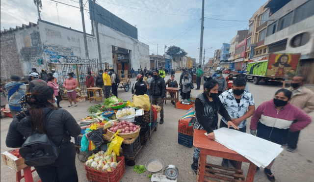 Los informales se encuentran en las calles adyacentes al mercado Modelo. Foto: La República