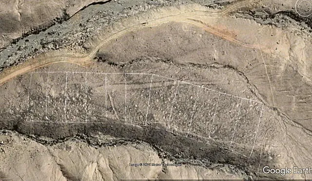 Invasiones. Imagen satelital de la lotización sobre un geoglifo en forma de trapecio similar a los de Nasca. Foto: Google Earth