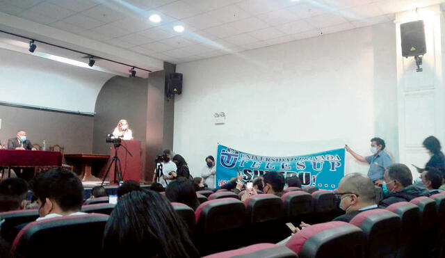 Audiencia. Durante el evento se observaron banderolas de Telesup, universidad de José Luna. Foto: difusión