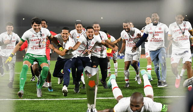 Abraham Aguinaga justo detrás del trofeo de campeón con Atlético Grau Foto: Liga 2