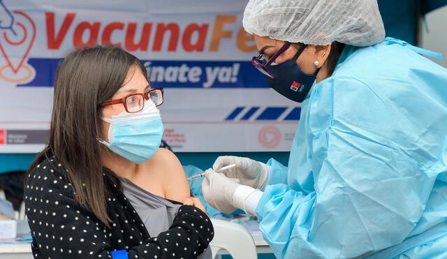 El Ministerio de Salud, desde el lunes 11 de octubre, está vacunando a jóvenes mayores de 18 años. Foto: Minsa