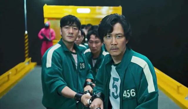 Squid game: personajes Gi Hun y Sang Woo comandaron a su equipo en escena del juego 'Tira y afloja'. Foto: captura Netflix