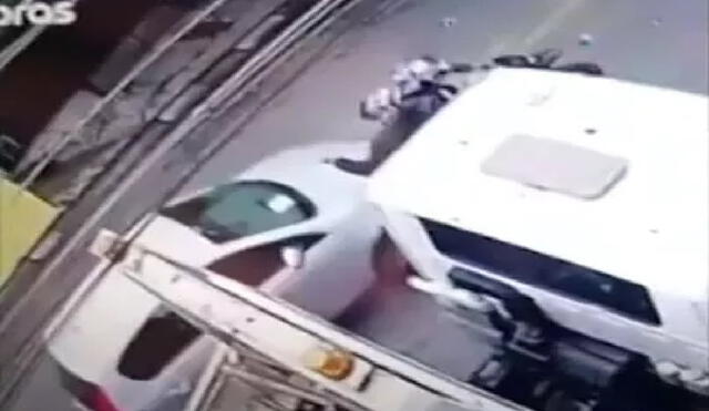 Medios brasileños han difundido los videos que muestran a los dos sujetos acercándose a varios autos a punta de pistola. Foto: G1 Globo