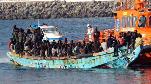 El buque de Salvamento Marítimo Salvamar Macondo ha rescatado este jueves a 200 varones al oeste de Gran Canaria y los ha trasladado al muelle de Arguineguín. Foto: Elvira Urquijo/EFE/referencial