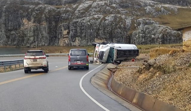 Vehículo pesado quedó de lado al costado de la vía. Foto: difusión