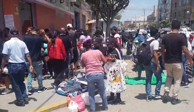 Tras ser desalojados del exterior del mercado, los ambulantes se han ubicado en las calles aledañas al centro de abasto. Foto: captura de video/La República.