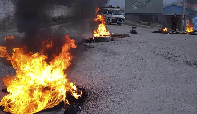 Vías fueron bloqueadas con piedras y llantas quemadas. Foto: Cortesía Noticieros Cotabambas