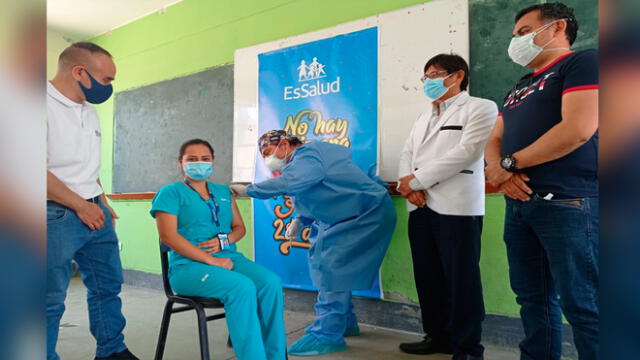 Personal asistencial de EsSalud Lambayeque recibe su dosis de refuerzo contra la COVID-19. Foto: EsSalud