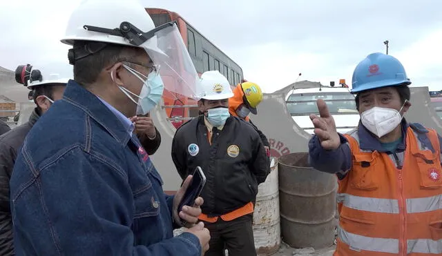 Julio Richarte jefe de RR.II. sustentando la validez del pernocte en alojamientos exclusivos y poniendo a disposición de trabajadores buses para su retiro.