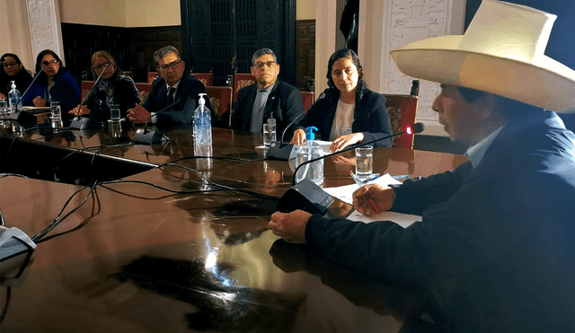 Presidente Pedro Castillo dialogó con representantes de la Asociación Nacional de Periodista en la Sala Túpac Amaru de Palacio de Gobierno. Foto: Presidencia.