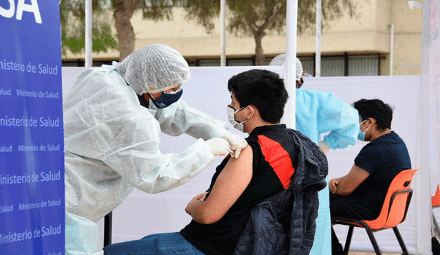 Jóvenes continúan acudiendo a San Marcos para inmunizarse. Foto: Marco Cotrina / La República