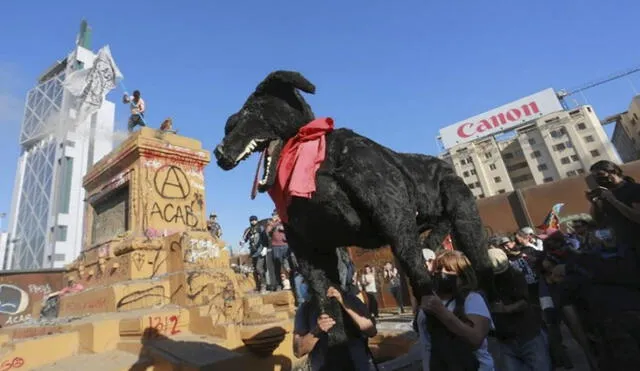 En el 2011, el perro símbolo acompañaba en las calles a cientos de universitarios chilenos que exigían una educación gratuita y de calidad. Foto: Twitter/Agencia Uno