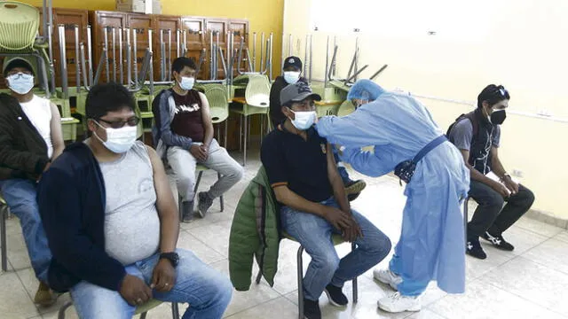 Primera línea. Desde ayer comenzaron a inocular con la tercera dosis al personal de salud de Cusco, Puno y Tacna.