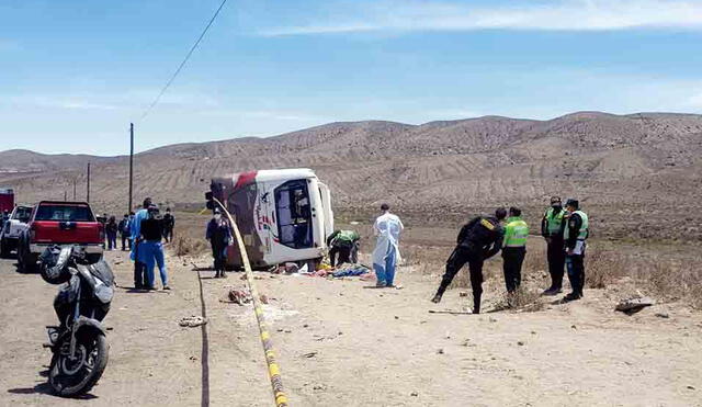 Fatal accidente. Minibús con 27 pasajeros causó tragedia.