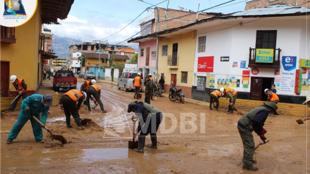 Personal de diversas instituciones realizan trabajos de limpieza de escombros en Los Baños del Inca. Foto: Municipalidad Distrital de Los Baños del Inca.
