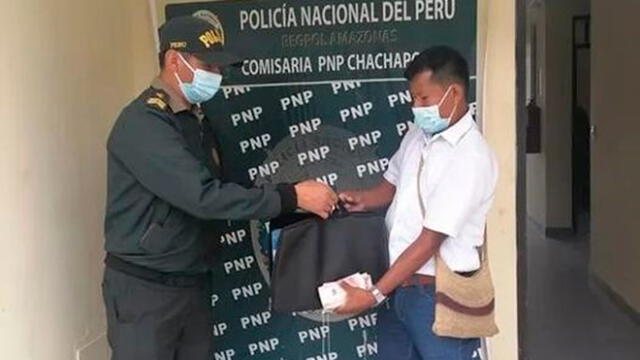 Policía Christopher Romero devuelve pertenencias al docente Tomás Pujupat que los olvidó en un taxi. Foto: Difusión.