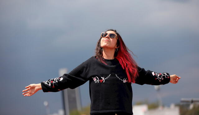 Sandra Monroy alza la voz para quienes optan por no colocarse senos de silicona y hoy muestra con orgullo las cicatrices que quedaron en su pecho. Foto: EFE/Sáshenka Gutiérrez