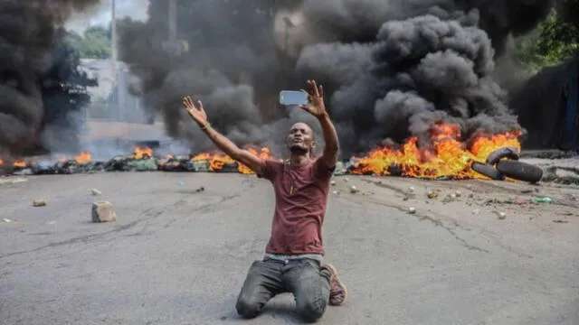 Haití vivió el lunes una jornada de protestas por el secuestro. Liszt Quitel, ministro de Justicia de Haití, precisó que están intentando lograr la liberación de los rehenes sin pagar el monto solicitado por la banda, ya que el dinero podría ser utilizado para comprar más armas y municiones. Foto: AFP