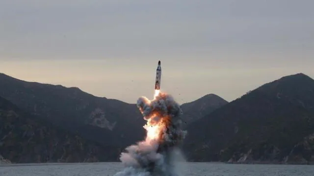 Corea del Norte afirmó que disparó un misil balístico desde un submarino que le permitiría ser el poseedor de armas nucleares con una segunda capacidad. Foto: The San Diego Union